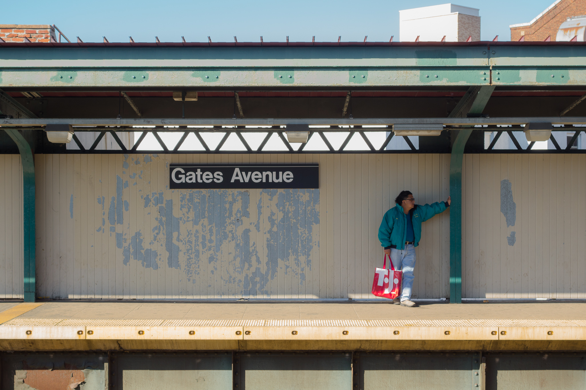 man train jz stop gates ave bed-stuy brooklyn