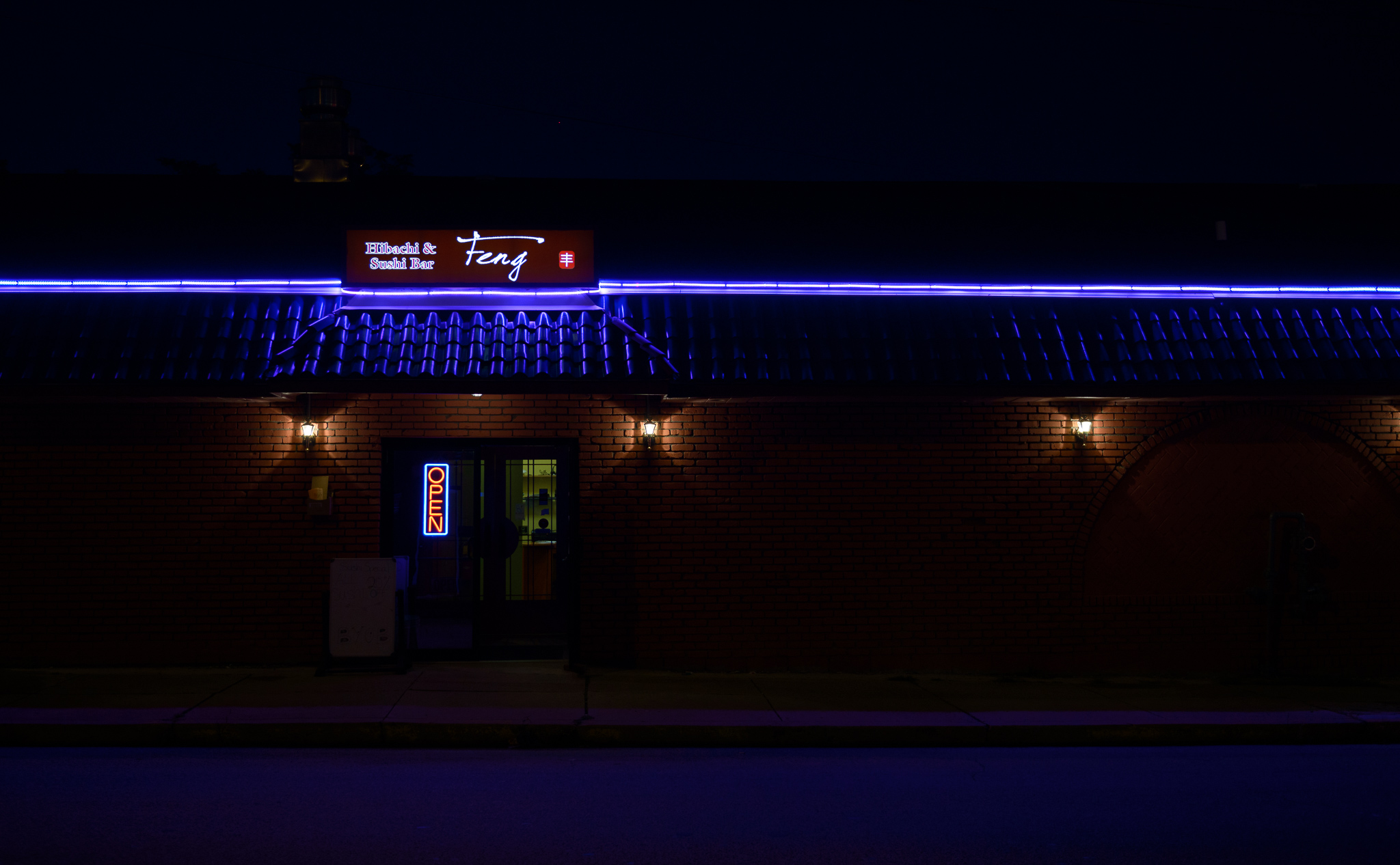 Restaurant roof LEDs in Blue at night