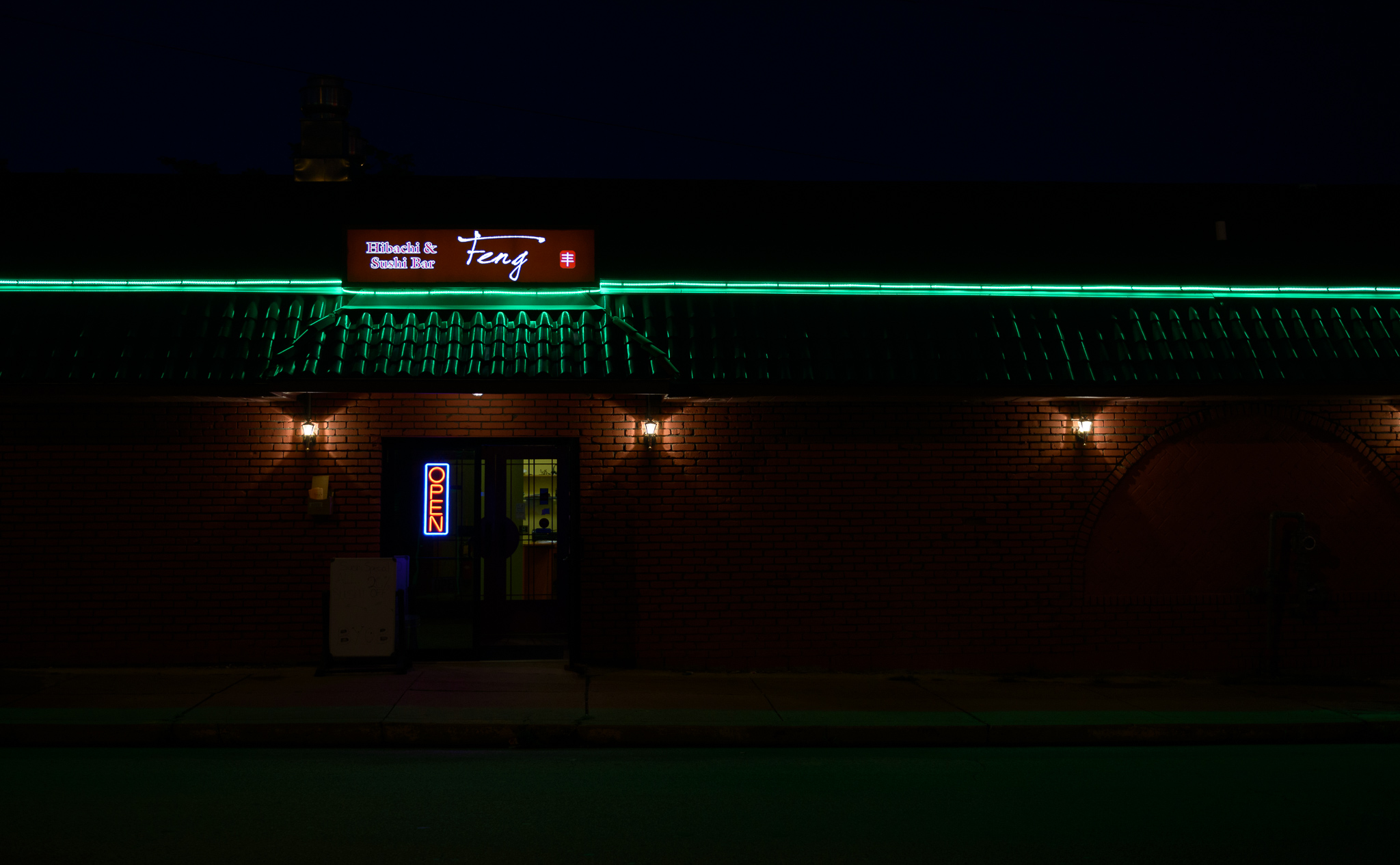 Restaurant roof LEDs in Green at night