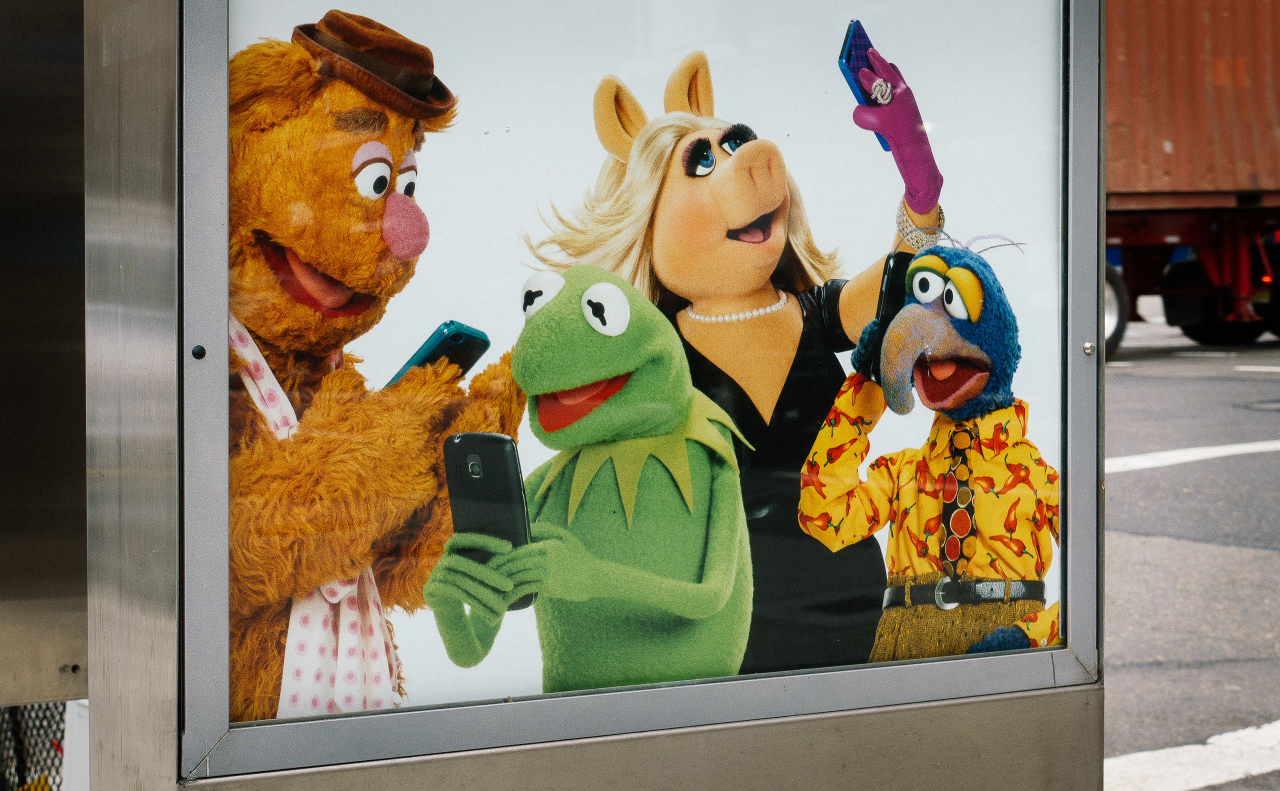 An advertiesment promoting the Muppet Show features recognizable Muppets operating smartphones