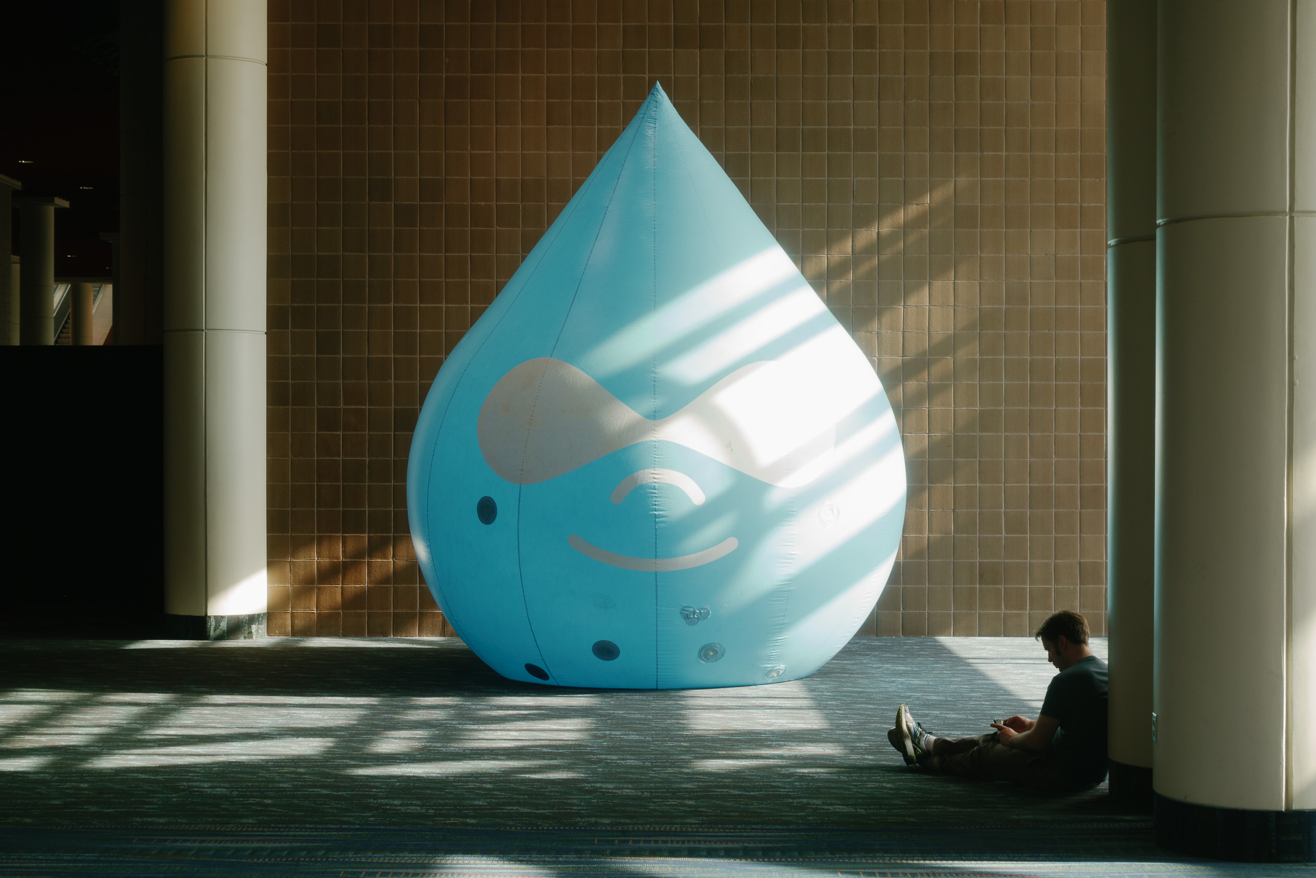 Man catching a couple minutes at DrupalCon