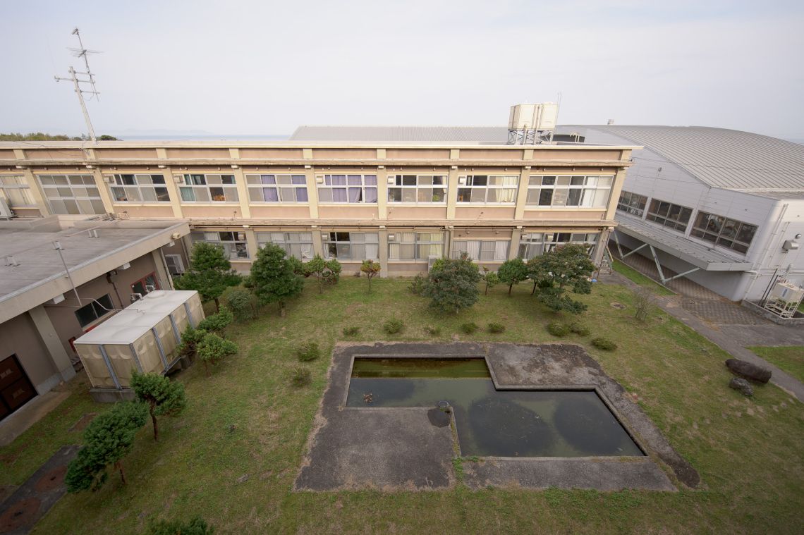 facilities at a middle school in nawa, yonago courtyard buildings