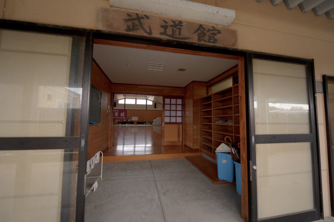 facilities at a middle school in nawa, yonago gynasium