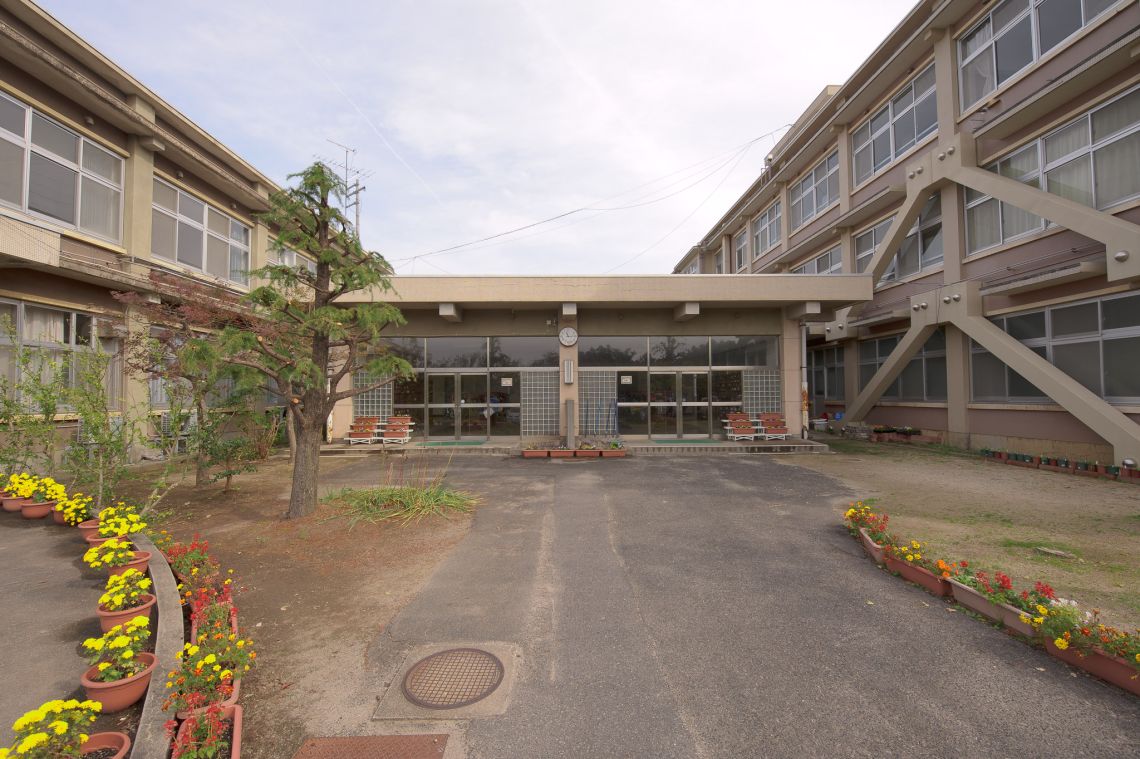 facilities at a middle school in nawa, yonago