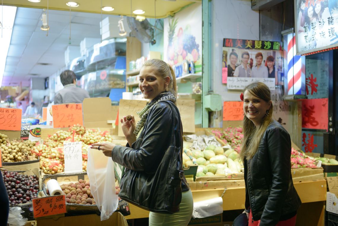 women buying longan flushig queens