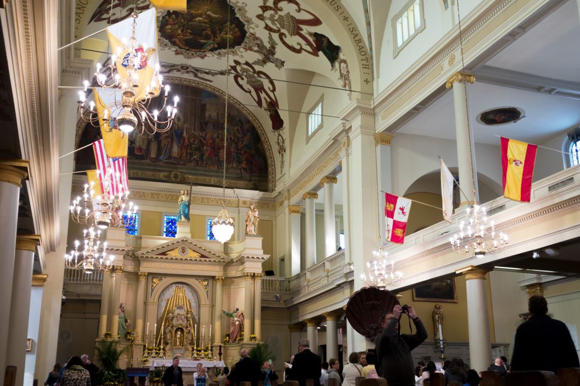 tourists pictures inside st louis cathedral