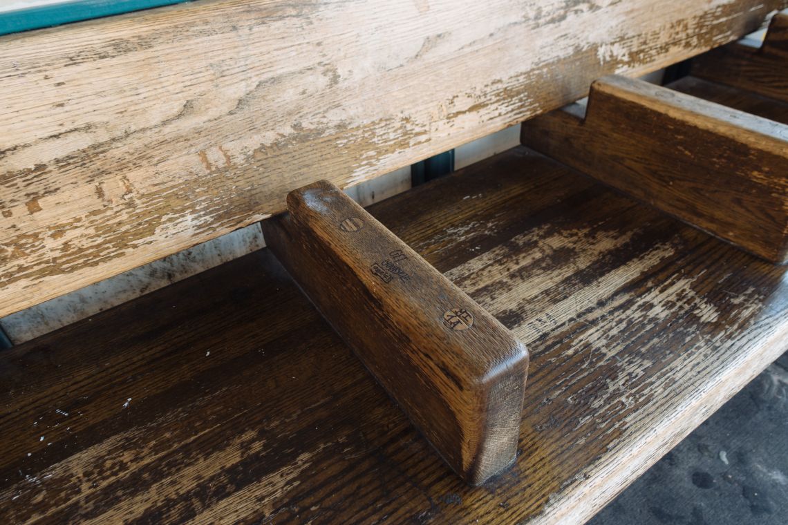 The armrest/divide on the bench where the advice was observed.