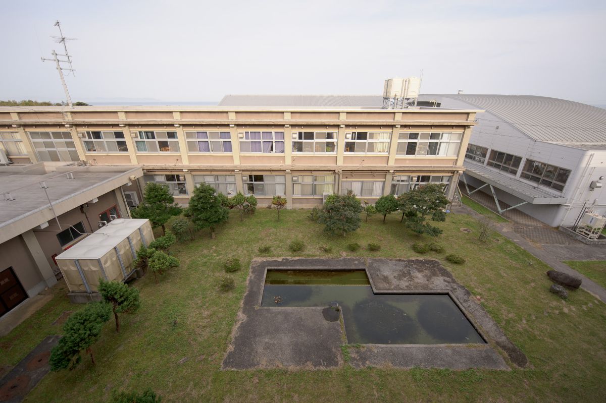 facilities at a middle school in nawa, yonago courtyard buildings