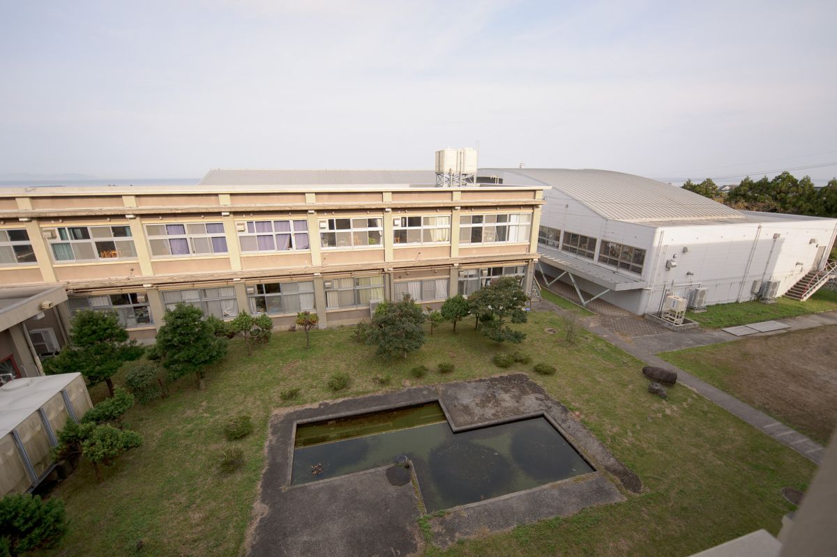 facilities at a middle school in nawa, yonago courtyard buildings