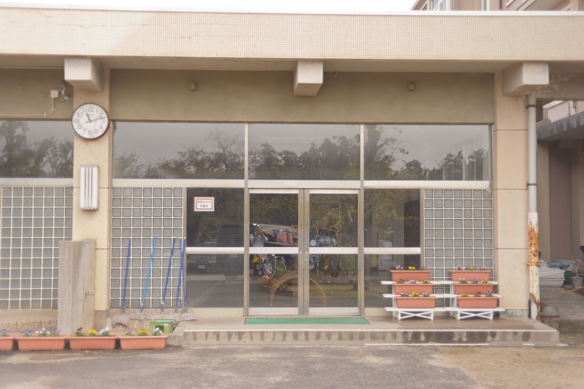 facilities at a middle school in nawa, yonago