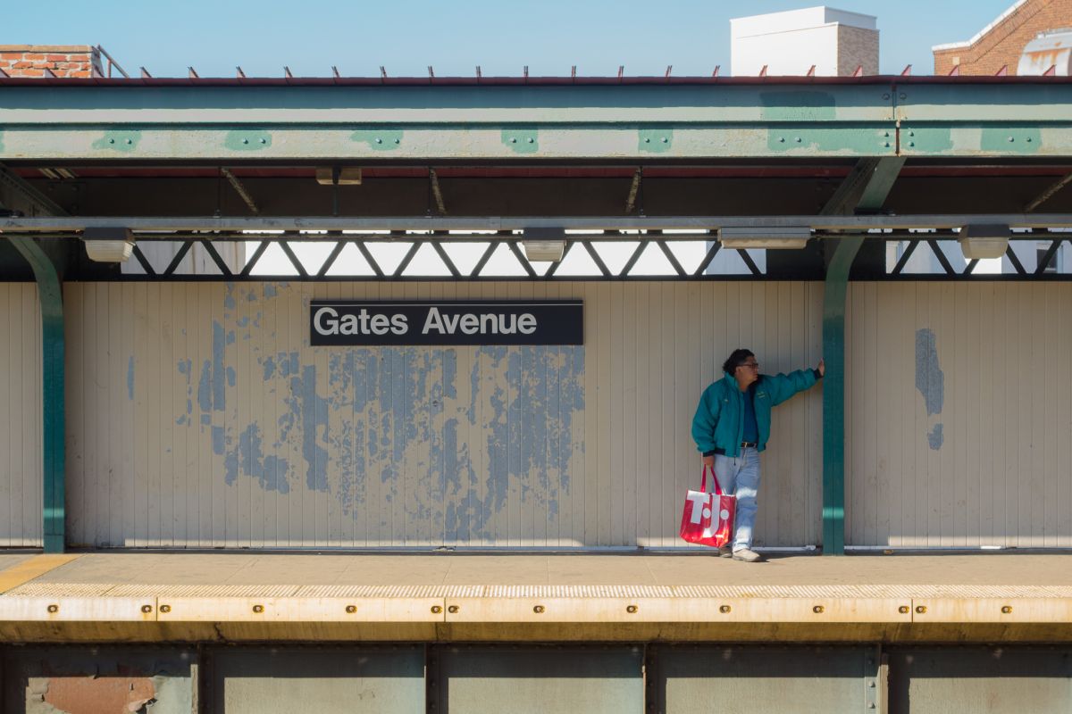 man train jz stop gates ave bed-stuy brooklyn