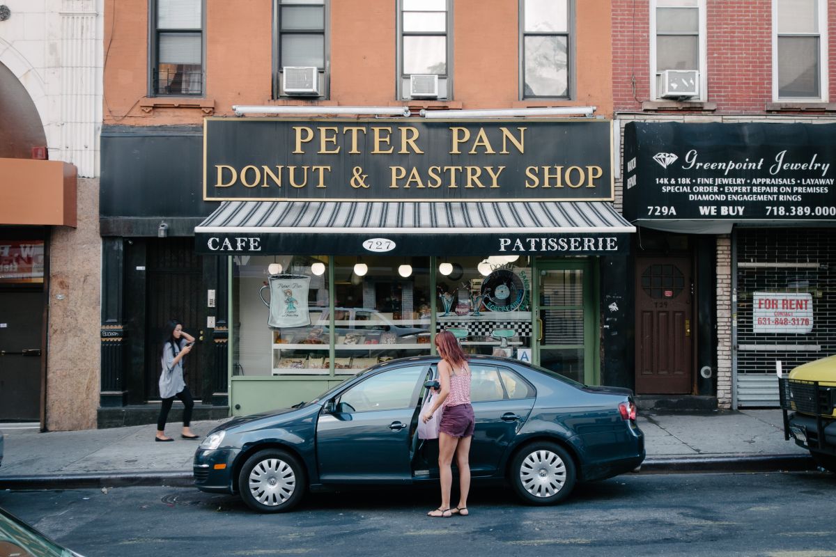 Storefront of Peter Pan Donuts & Bakery