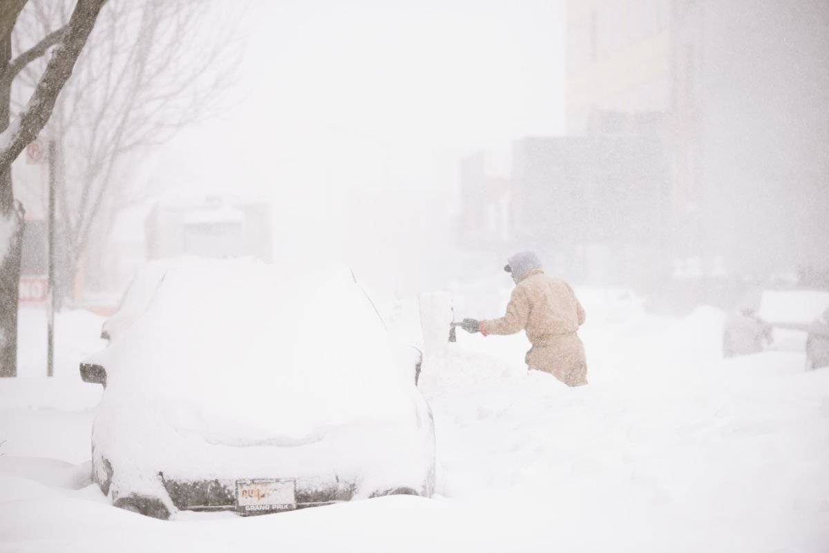 Snow removal laborer, Lexington Ave
