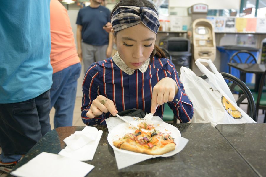 Japanese eating pizza williamsburg